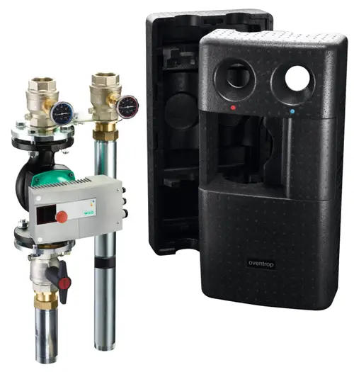 Heizkreisstation mit Pumpe und Druckmessgeräten, im Gehäuse untergebracht. Zubehörteile zur Heizungsinstallation von Oventrop sind sichtbar.